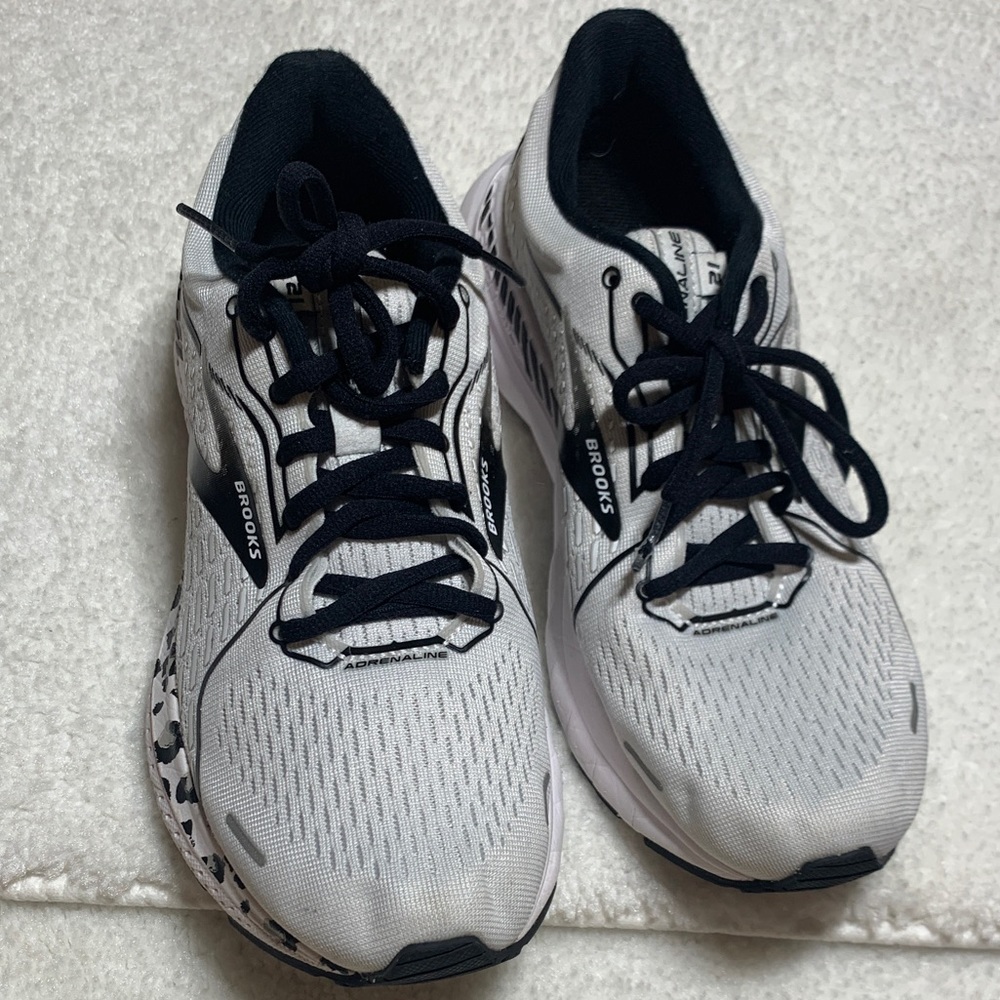 Brooks Adrenaline GTS 21 Women Cushioned Running Shoes SZ 8  white & black color